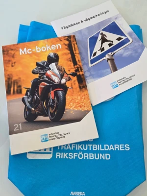 MC-boken & Vägmärken STR paket - Paket med MC-boken och Vägmärken & vägmarkeringar från STR. Perfekt för dig som pluggar till MC-körkort. Böckerna har färgglada omslag, tryckta på papper och levereras med en blå STR-väska. Allt material är på svenska och anpassat för körkortsstudier. Inköpt förra året och är fortfarande orörda. 