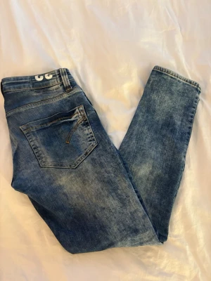 Dondup Jeans - Säljer dessa stilrena Jeans från Dondup, som är i mycket bra skick utan några defekter som helst.     Vid övriga frågor kontakta gärna mig🙌🏼