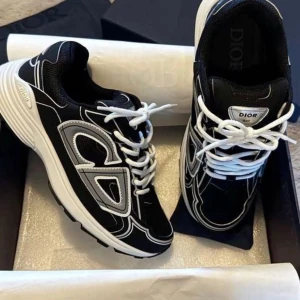 Svarta sneakers med vita detaljer - SSäljer ett par svarta sneakers med vita och grå detaljer. Skorna har en chunky vit sula, vita skosnören och coola kontrastsömmar. Märket syns tydligt på plösen och sulan. Perfekta för dig som gillar exklusiv streetstyle.KOMMER INTE MED LÅDA eftersom nágot mötte dd separat 