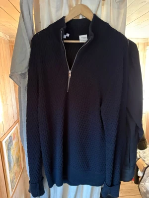 Mörk blå kofta  - Några frågor skriv bara 