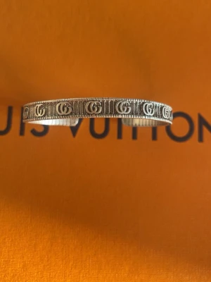 GG armband - Ett par GG armband i silverfärg