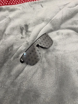 Louis vouitton solglasögon (äkta)  - Louis vouitton Solglasögon, äkta riktigt snygga i perfekt skick. Nypris 4500kr, mitt pris 850. 