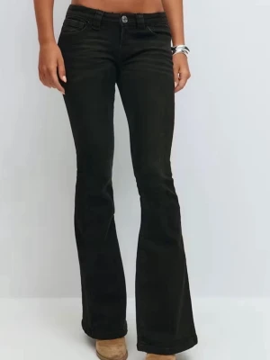 Svarta low waist jeans - Supersnygga utsvängda jeans från Gina Young 14+ i storlek XS regular. Passar mig som är 165cm. Slutsålda, nypris 400kr☺️