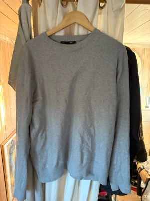Grå lång armad tröja  - Frågor skriv!
