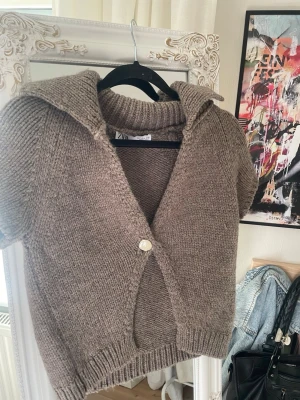 Trendig kofta från Zara - Populär, trendig kofta från Zara. Använd max 3 gånger, säljer då den inte kommer till användning!💛