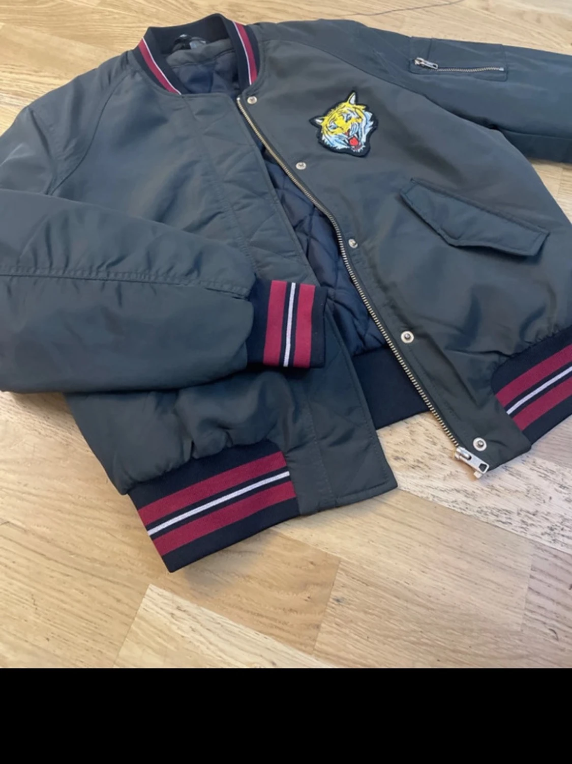 Svart bomberjacka med tigerpatch - 1