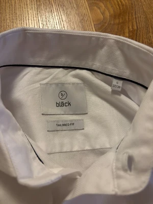 Vit skjorta från Bläck, tailored fit - Klassisk vit skjorta från Bläck i modellen tailored fit. Snygg skjorta perfekt till sommaren. Hör av vid frågor och funderingar! 😁
