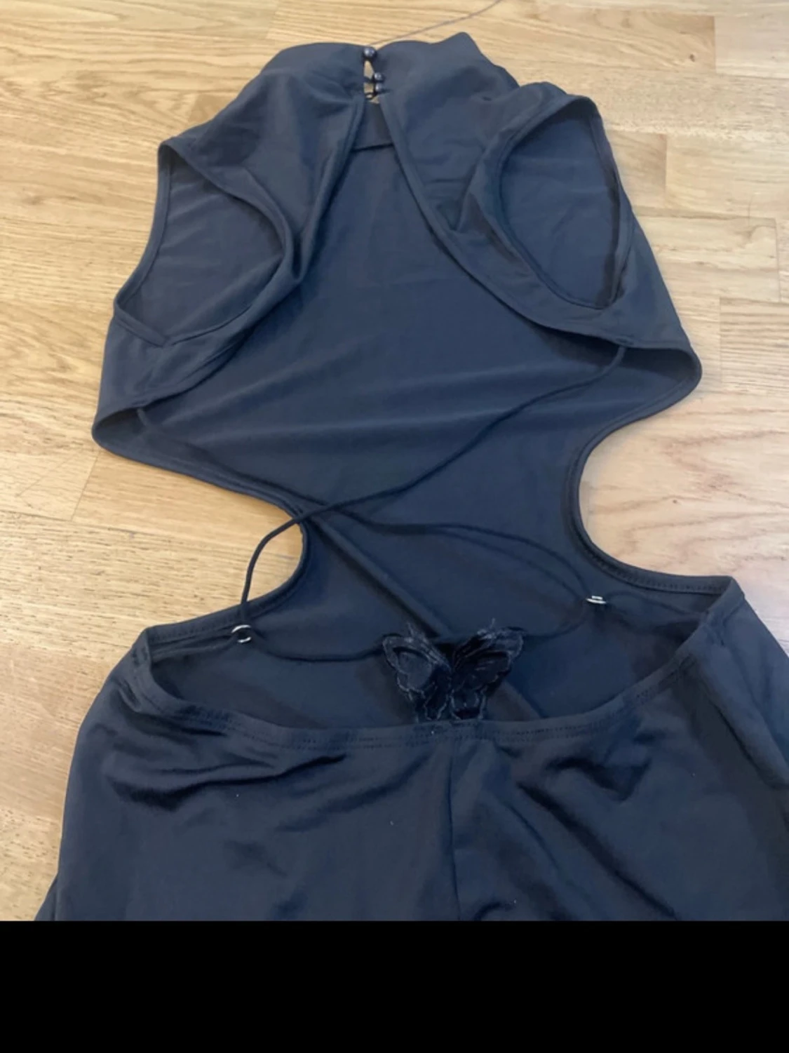 Svart långklänning med snörning - 1