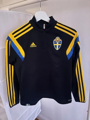 Sverige tröja - Säljer denna riktigt snygga Sverige tröjan. Perfekt till sommaren med VM. Den är i väldigt bra skick. Tröjan är i barn storlek 11-12år. Hör av dig om du har några funderingar 🙌