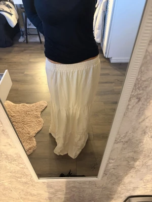 vit långkjol  - tyvärr klippt bort lappen men passar mig som är en xs och 170 lång 