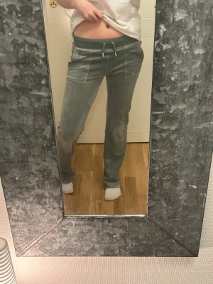 Mint gröna juicy couture byxor  - Jag säljer nu mina mintgröna juicy byxor då dom inte kommer till användning längre, storleken står som xxs men på mig sitter dom som XS så skulle säga att det efterliknar storleken mer😊