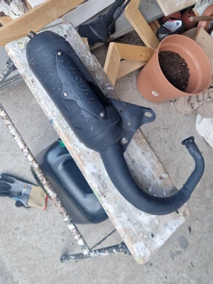 Yasuni eco helt nytt passar Yamaha slider/bws - Säljer mitt yasuni eco i helt nytt skick bara använt i en timme för att jag fick tag på ett vanligt trimrör. Röret passar slider och bws sitter en plugg kvar då jag inte fick ut den för hade inga verktyg hemma ny pris är 1199 kr. 