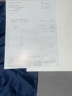 Dior sneakers i vitt och blått - Exklusiva Dior sneakers i vitt och ljusblått med detaljer i reflekterande material. Skorna har en chunky sula och klassisk låg siluett. Kommer med original dustbag och box. Perfekt för dig som vill sticka ut med lyxiga och trendiga sneakers.