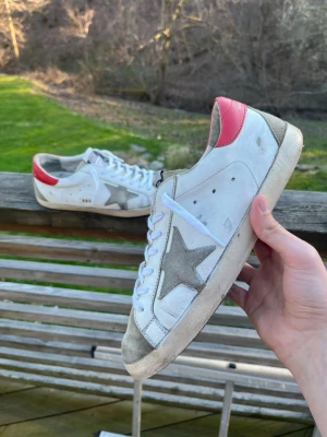 Golden Goose skor  - Säljer nu dessa feta golden goose perfekta till sommaren✨☀️|Storlek 42| Synligt använda men fortfarande VÄLDIGT BRA SKICK👑Pris är självklart diskuterbart🤩Hör av dig vid frågor🙏