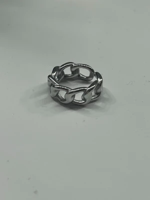 Silver ring  - Säljer en såååå fin ”kedjering” från pilgrim. Aldrig använd pga felköp (har två) . Rostfritt stål, nypris 359kr, justerbar.