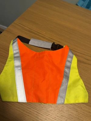 Hund reflex väst - Hund reflex väst. Från Best friend. Mått på sista bilderna. I använt skick och lite slitet. 