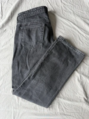 Grå raka jeans i klassisk modell - Säljer ett par svart/grå jeans med rak passform, modell arrow weekday. Aldrig använda. Pris går att diskutera