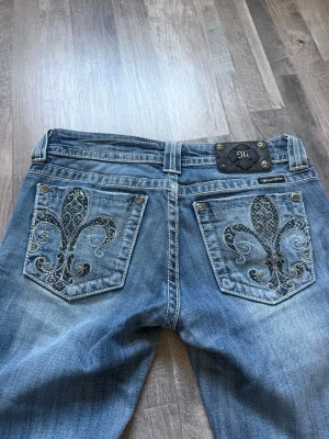 Miss Me jeans - Snygga blå jeans från Miss Me med coola broderade mönster på bakfickorna. Använda men fint skick! Säljer pga att dem inte passar mig nu, W28. Vissa pärlor på baksidan saknas men det är inget som märks!