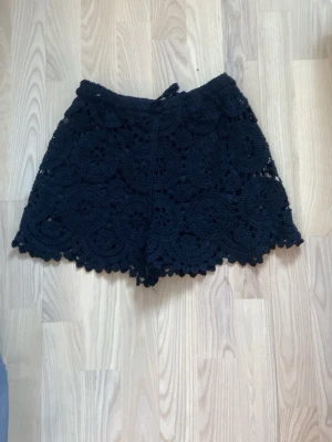Spetsshorts - spetsshorts från sri lanka. Står inte storlek men de passar mig som brukar ha S-M. Stretchiga och jätte sköna och fina att ha på sig. 