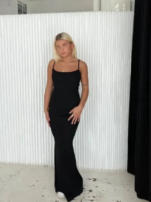 Design by si klänning  - Säljer en jättefin långklänning från design by si. Klänningen har en enkel och elegant design. Perfekt för dig som gillar en väldigt enkel  stil och vill ha något klassiskt nu till sommaren. Klänningen är även jättelik skims klänningen🥰