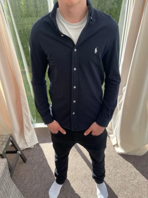 Ralph Lauren skjorta - Riktigt snygg skjorta från Ralph Lauren. Mycket bra skick. Strl S, personen på bilden är 183 cm lång. Skicka gärna prisförslag. Kika in min profil för mer schyssta plagg