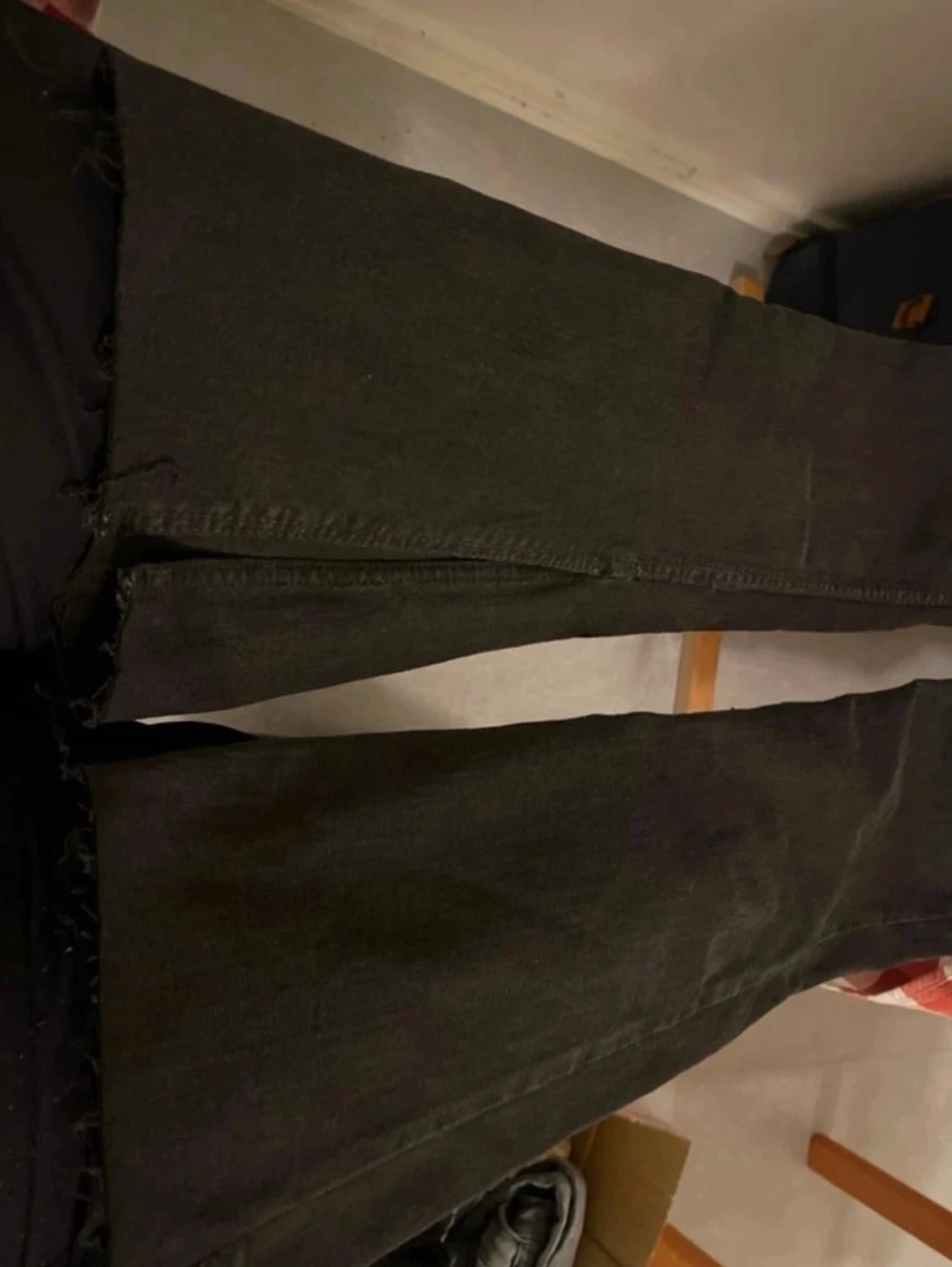 Svarta bootcut jeans med rå kant - 2
