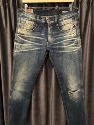 Replay anbass - EXTREMT FET WASH - Replay anbass - skick 8/10 - storlek 33/34 - extremt snygga jeans med både slitningar och den fetaste tvätten på marknaden, ytterst sällsynta och svåra att få tag på! - hör av er vid frågor🙌