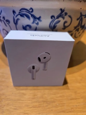 Apple AirPods 4 - Säljer ett par vita Apple AirPods 4 med aktiv brusreducering. De är trådlösa och har en stilren, kompakt design med rundade former. Perfekta för musik, samtal och gaming. Levereras i originalförpackning. Säljer då jag har köpt fel AirPods kvitto finns privat 