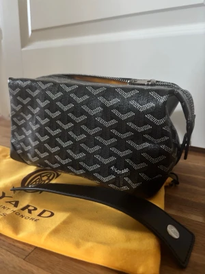 Neccessär - Snygg oanvänd neccessär. Pris: 600kr 