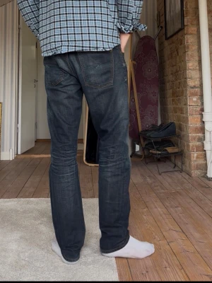 Nudie Steady Eddie 32/32 - Säljer nu dessa galet feta nudie steady Eddie jeansen 32/32. Modellen är 188 väger 78. Total längd 105 benöppning 20 midja 44