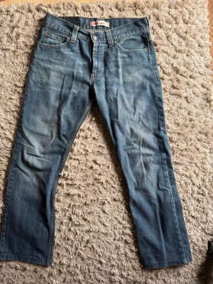 Levis 506 w32/32 - Hej säljer ett par snygga levis 506 i otroligt bra skick. strlk 32/34 men sitter mer som 32 i längd  Midjemått 42-43cm Längd från midja och ner 103cm