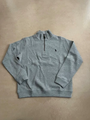 Ralph lauren quarter zip grå storlek medium  - Helt ny Ralph Lauren quarter zip. Klassisk och väldigt efterfrågad modell som passar året runt.  Oanvänd / nyskick Perfekt passform Väldigt populär färg Säljs snabbt  Skickas direkt 📦 Rabatt vid köp av flera plagg.