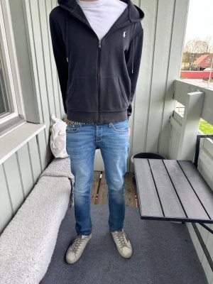 Svart polo ralph lauren - ⭐️Snygg och bra zip tröja ifrån polo ralph lauren.                    ⭐️storlek - S - Skick 9/10.                                                       ⭐️äkta kvitto från johnells finns!