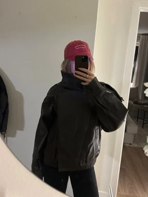 Skinnjacka zara - Supersnygg skinnjacka från Zara! Helt oanvänd med prislappar kvar💕💕