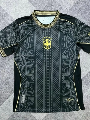 Svart Brasilien fotbollströja Nike - Snygg svart fotbollströja från Nike med Brasilien-emblem i gult på bröstet och unikt geometriskt mönster över hela tröjan. Gula detaljer vid ärmar och sidor samt gul logga. Tillverkad i lätt och ventilerande material, perfekt för träning eller match.