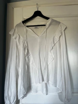 Blus 150kr - En blus från Kappahl som jag har använt 1 gång på 2-3 år, storlek L. Alla kläder tvättas innan.