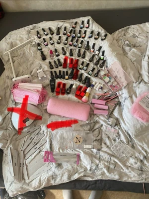 Nagelkit - Säljer mina nagelgrejer pågrund utav jag inte längre kan/får använda dem.  Har bild på allt så fråga ifall du undrar vad som mer finns. Men jag har verkligen det mesta. Plick låter mig bara inte visa fler bilder. Men det mesta är från MissFancy, LuuNails, SHEIN, Amazon, Nailster 