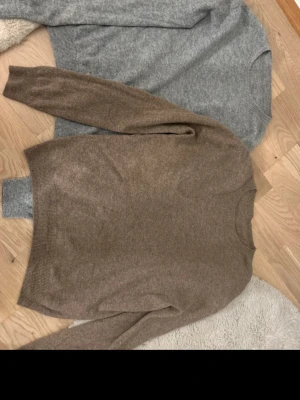 Två st finstickade tröjor  - Jättefina men kommer tyvärr inte till användning längre