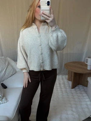 Beige kofta - Mysig beige kofta! Perfekt för lager på lager och en chill look.