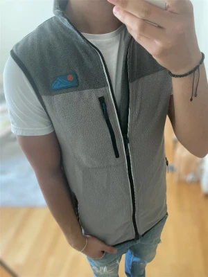 Grå fleeceväst  - Säljer nu en grå fleeceväst från Q&A i storlek S. Skriv vid funderingar.