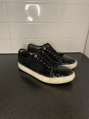 Lanvin cap toe (glans) - Lanvins - storlek 42 (passar 43) - defekter tillkommer (hälen även under skosula) - målad sula - ej og skosula 