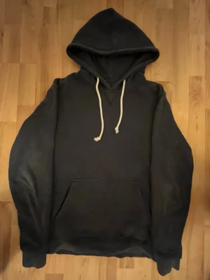 Mörkgrå hoodie med vita snören - En stilren mörkgrå pier one hoodie med känguruficka och vita dragsnören i huvan. Har använts under ett par tillfällen med knappt alls. Vid snabb affär kan vi diskutera priset!