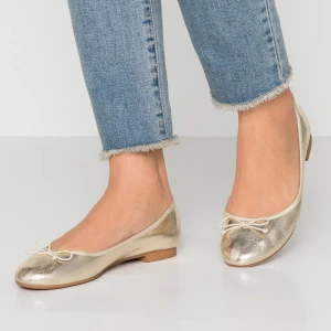 Guldiga ballerinaskor - Guldiga ballerinaskor köpte på Zalando från märket Only. Endast använda 1 gång! ☀️ Storlek 37, men passar mig som vanligtvis har storlek 38.