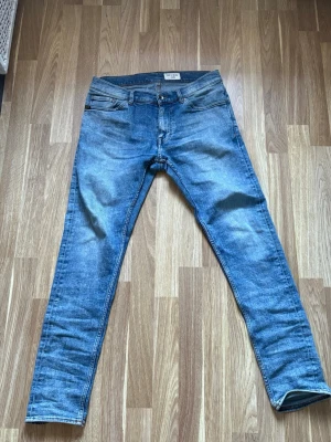 Blåa tiger of Sweden jeans  - Blå jeans i slim/skinny modell. Sitter tajt och har en snygg, lätt sliten look. Klassisk design med fem fickor, dragkedja och knapp. Sköna att ha på sig och passar till det mesta. Jag kan gå ner i pris under snabb affär 