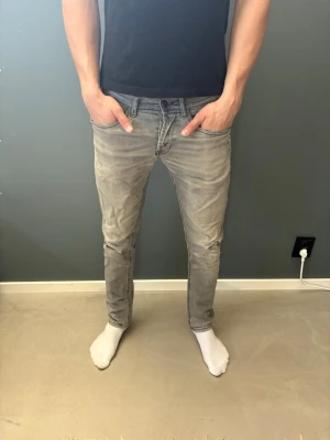 Dondup George 32 - Dondup George jeans i storlek 32. Färg grå