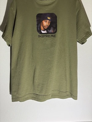 Supreme T-shirt - Säljer en riktigt fet t-shirt från supreme x RZA från Wu-Tang Clan  • Storlek: M • Skick: Helt ny / aldrig använd • Färg: Olivgrön • 100% bomull • Köpt i Supreme-butik i New York  Ingen kvitto finns kvar, men garanterat äkta då den är köpt direkt i supreme butiken i NewYork.   Pris: 799 (förhandlingsbart i snabb affär) 