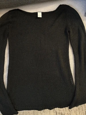 Hålstickad tröja - Storlek XS. Köpt på VILA, har använts ett fåtal gånger men inga defekter på den. 🩷