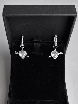 Heart earrings  - Örhängena är aldrig använda och 100 % rost- och nickelfria. Hör gärna av dig om du har några frågor ☺️