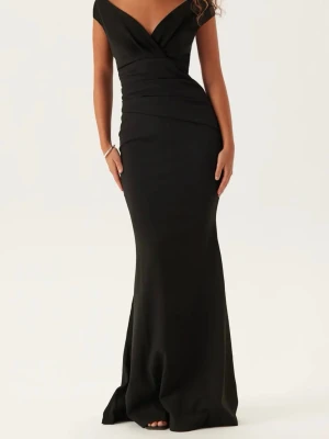 Svart balklänning - Elegant svart långklänning med omlottdetalj och v-ringad urringning. Klänningen har en figurnära passform och är ärmlös, vilket ger en stilren och tidlös look. Använd 1 gång🤍 Klänningen är ca 153 cm lång