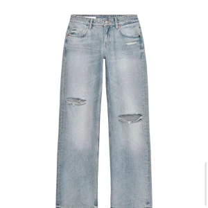 Populära Ljusblå raka jeans med slitningar Zara - Slutsålda!! Säljer ett par ljusblå jeans med raka ben och slitna detaljer vid knäna och fickorna. Jeansen har klassisk femficksmodell och hög midja. Perfekta för en avslappnad och trendig look. Storlek 34